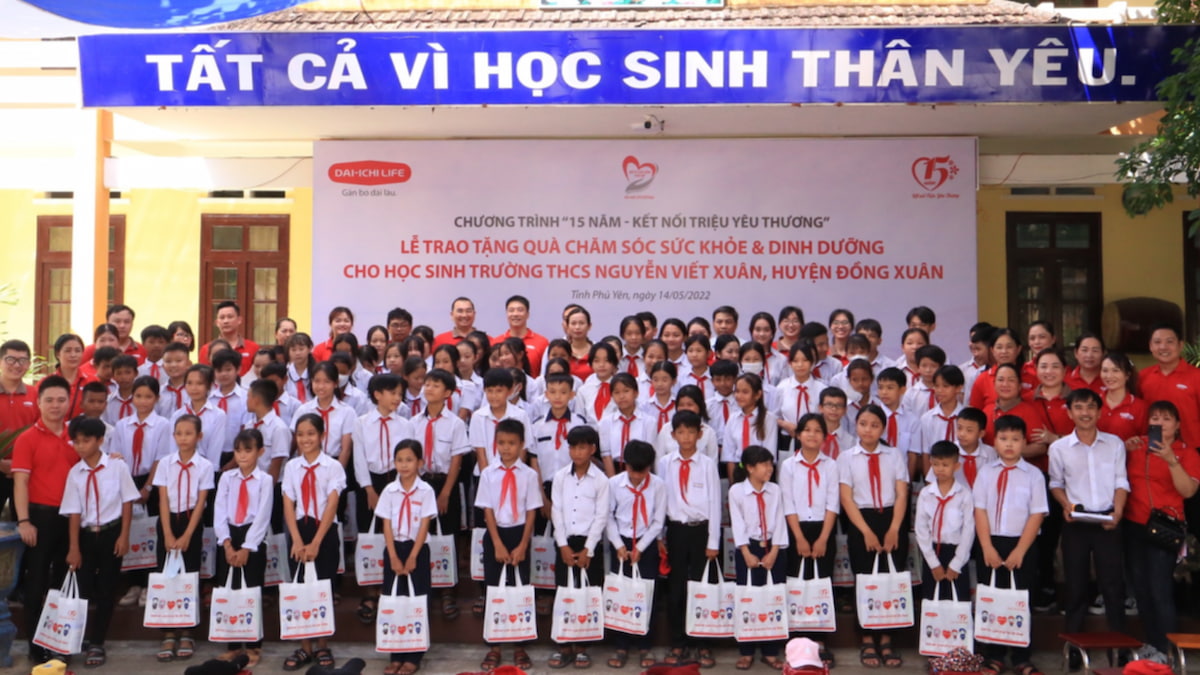 tang-qua-phu-yen Quỹ Vì cuộc sống tươi đẹp của Dai-ichi Life Việt Nam đã đến thăm và trao tặng 265 phần quà chăm sóc sức khỏe và dinh dưỡng có tổng trị giá 106 triệu đồng cho các em học sinh Trường THCS Nguyễn Viết Xuân, thôn 3, xã Đa Lộc, huyện Đồng Xuân, tỉnh Phú Yên.